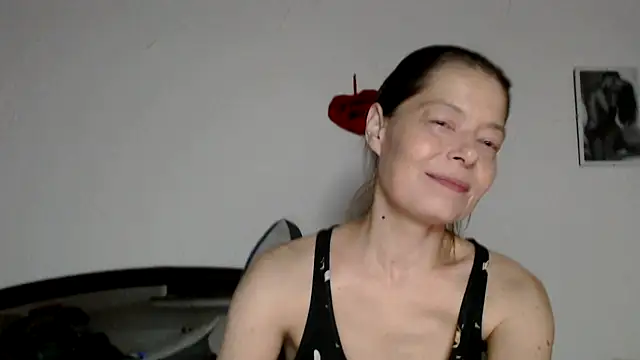 Snapshot of SexySarah177 chatting on February 8, 9:23 pm SexySarah177 online show from February 8, 9:23 pm