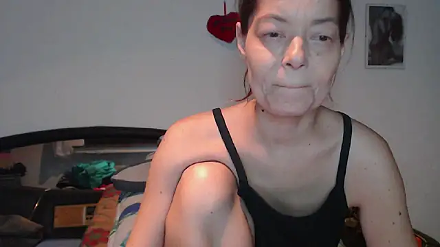 Snapshot of SexySarah177 chatting on December 21, 12:42 am SexySarah177 online show from December 21, 12:42 am