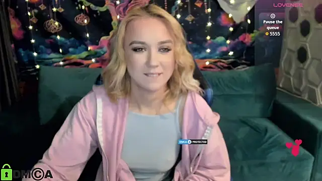 CrystalGirl99 online show from December 21, 8:38 am