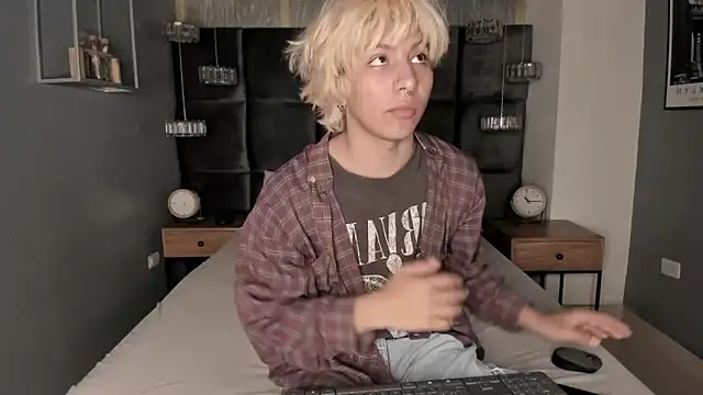 OliIverr22 online show from November 11, 6:25 pm