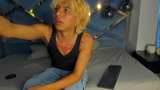 OliIverr22 online show from November 12, 8:45 pm