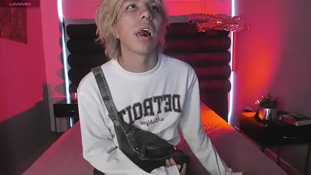 OliIverr22 online show from December 4, 12:15 pm