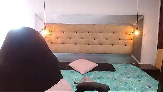 Montserrat Jay online show from December 3, 1:32 pm