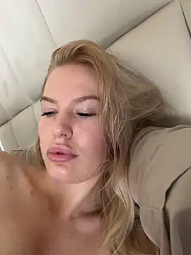 Snapshot of Chloemillerrxx chatting on September 11, 11:54 am Chloemillerrxx online show from September 11, 11:54 am