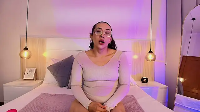 Snapshot of alehia_cute chatting on September 25, 10:38 pm alehia cute online show from September 25, 10:38 pm