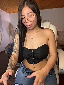 Snapshot of Maddy_Piink chatting on November 29, 9:15 pm Maddy Piink online show from November 29, 9:15 pm