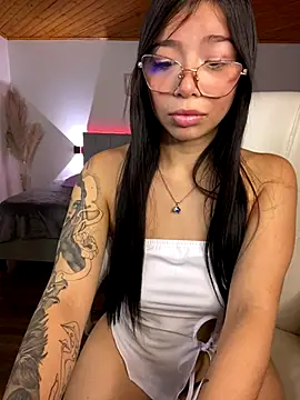 Snapshot of Maddy_Piink chatting on November 15, 8:13 pm Maddy Piink online show from November 15, 8:13 pm