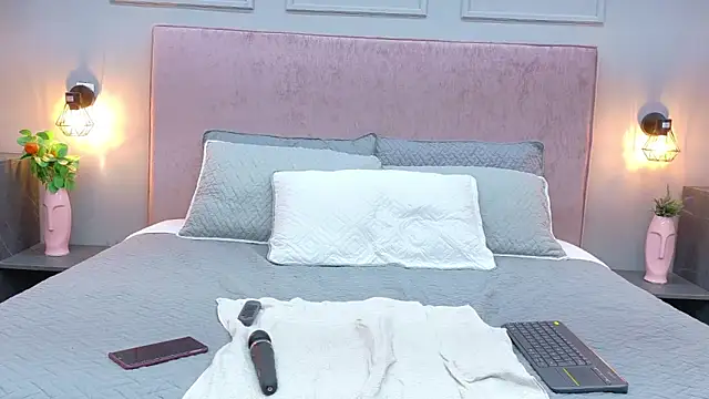 Camila Hill  online show from March 12, 1:37 pm