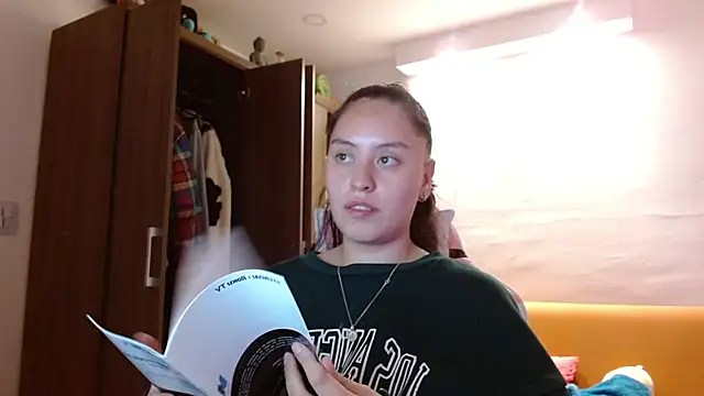 Snapshot of madissooon__ chatting on November 12, 4:05 am madissooon online show from November 12, 4:05 am