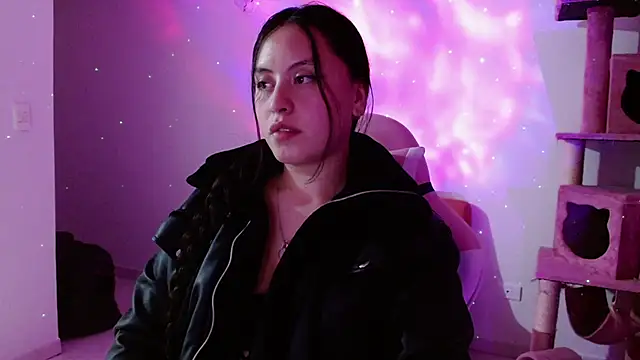 Snapshot of madissooon__ chatting on December 15, 4:40 am madissooon online show from December 15, 4:40 am