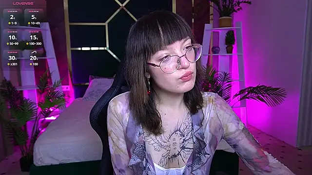 Snapshot of Pixie_Peachh chatting on November 1, 2:11 pm Pixie Peachh online show from November 1, 2:11 pm