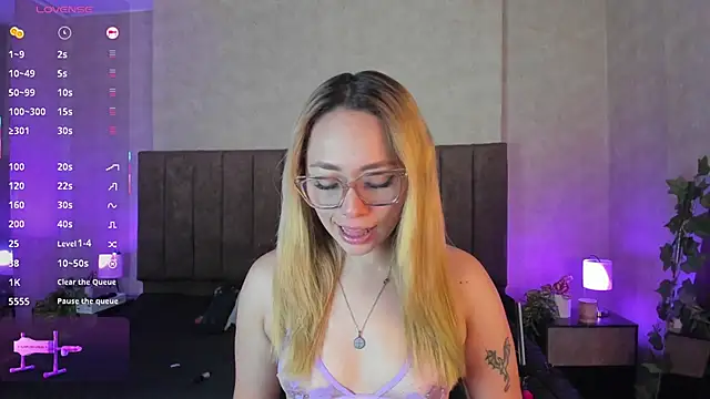 Snapshot of LanaMills_ chatting on December 2, 5:20 am LanaMills online show from December 2, 5:20 am