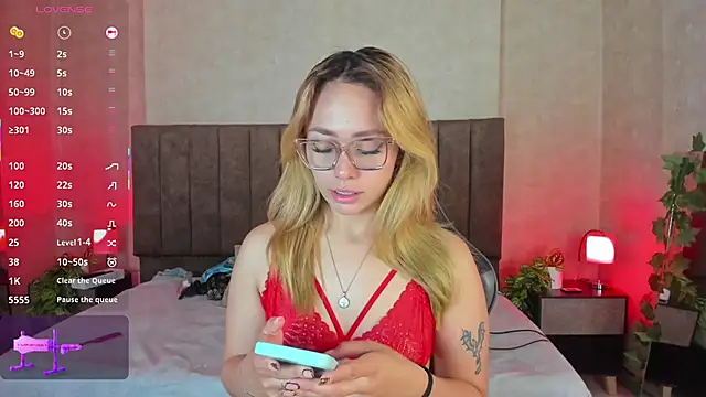 Snapshot of LanaMills_ chatting on December 3, 4:35 am LanaMills online show from December 3, 4:35 am