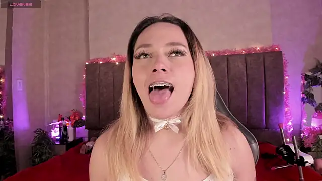 LanaMills  online show from July 13, 4:01 am