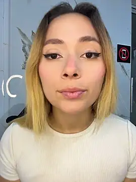 LanaMills  online show from May 15, 5:27 am