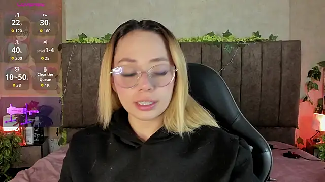 LanaMills  online show from March 29, 4:25 am