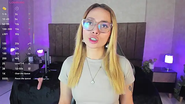 Snapshot of LanaMills_ chatting on November 15, 5:00 am LanaMills online show from November 15, 5:00 am