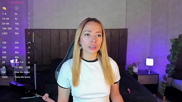 Snapshot of LanaMills_ chatting on November 9, 3:32 am LanaMills online show from November 9, 3:32 am