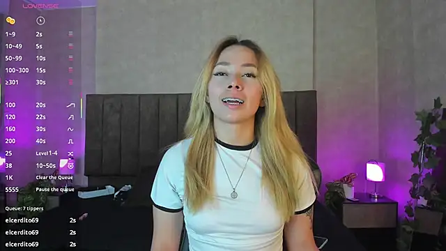 Snapshot of LanaMills_ chatting on December 1, 4:02 am LanaMills online show from December 1, 4:02 am