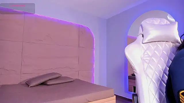 Snapshot of HannahMontgomery chatting on November 25, 4:40 pm HannahMontgomery online show from November 25, 4:40 pm