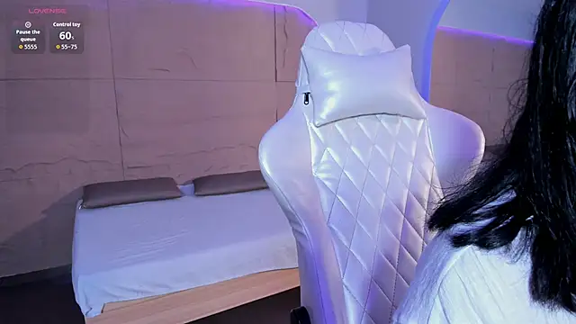 Snapshot of HannahMontgomery chatting on December 3, 4:17 pm HannahMontgomery online show from December 3, 4:17 pm