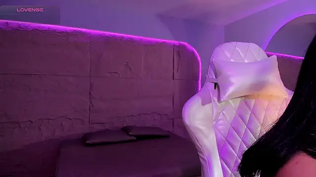 Snapshot of HannahMontgomery chatting on December 2, 4:41 pm HannahMontgomery online show from December 2, 4:41 pm