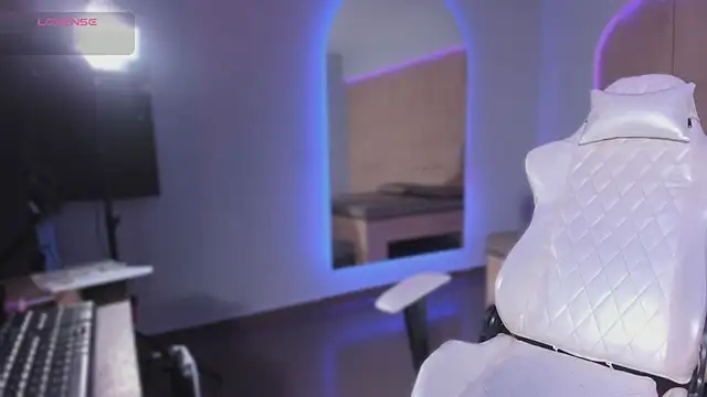 Snapshot of HannahMontgomery chatting on November 19, 3:56 pm HannahMontgomery online show from November 19, 3:56 pm