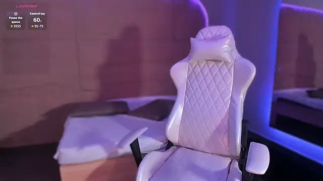 Snapshot of HannahMontgomery chatting on November 21, 4:06 pm HannahMontgomery online show from November 21, 4:06 pm