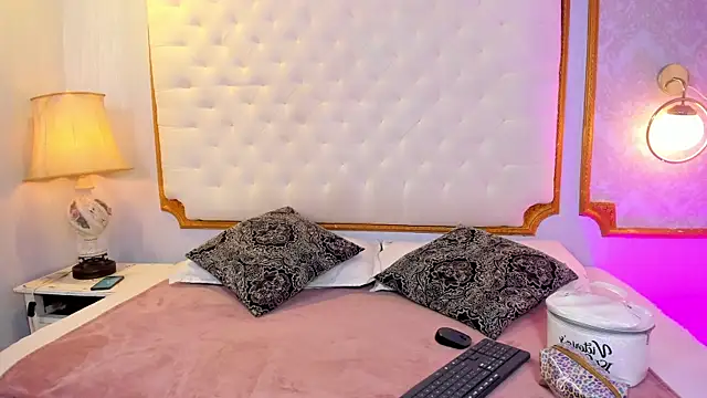 Nahomi key  online show from December 3, 8:08 pm