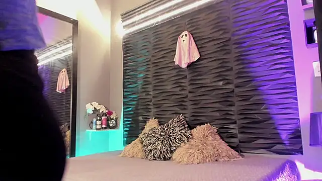 lu styles  online show from September 26, 4:03 pm