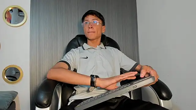 Snapshot of Daddy_Darcks chatting on October 15, 7:55 pm Daddy Darcks online show from October 15, 7:55 pm