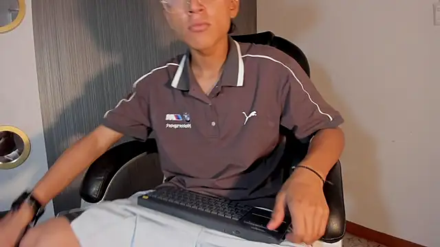 Snapshot of Daddy_Darcks chatting on October 18, 7:49 pm Daddy Darcks online show from October 18, 7:49 pm