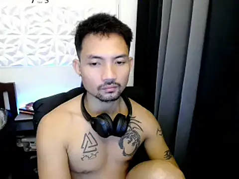Snapshot of Thefriskyasian chatting on October 11, 7:42 am Thefriskyasian online show from October 11, 7:42 am