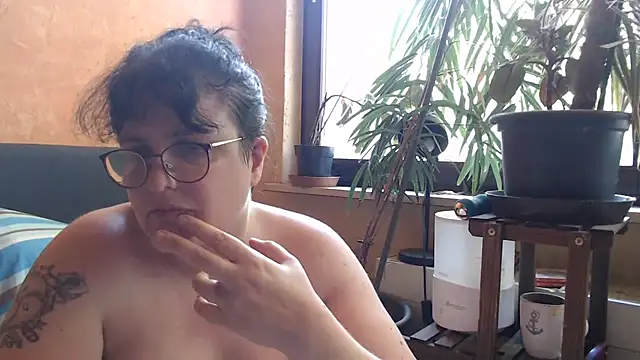 Snapshot of ladyfrombonn chatting on June 19, 1:39 pm ladyfrombonn online show from June 19, 1:39 pm