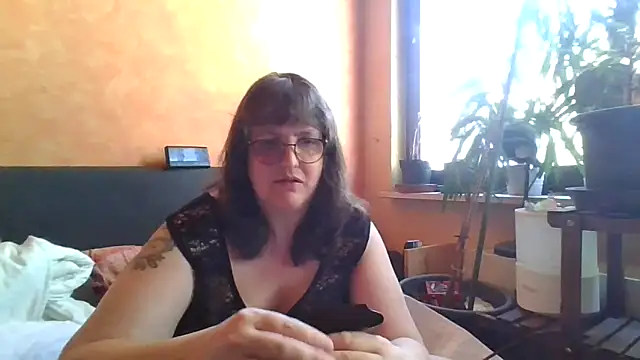 ladyfrombonn online show from April 8, 1:34 pm
