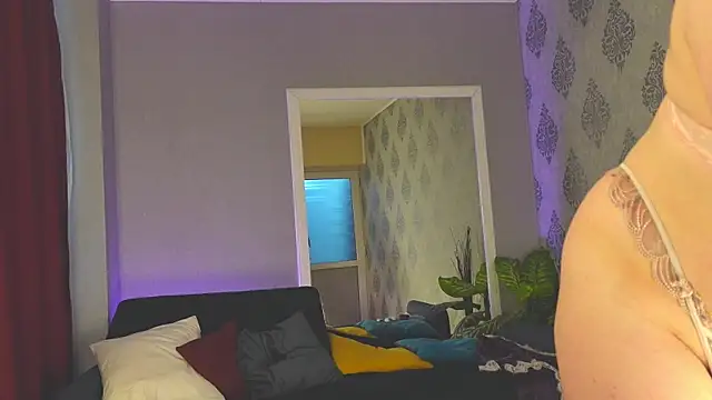 PeachyPixiee online show from May 15, 7:06 am