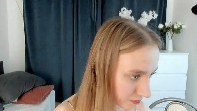 MarenRawicki online show from December 13, 8:04 pm