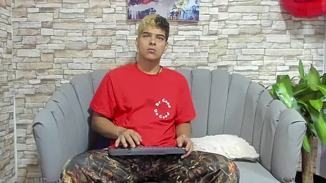 Snapshot of wyatt_3 chatting on September 16, 11:00 am wyatt 3 online show from September 16, 11:00 am