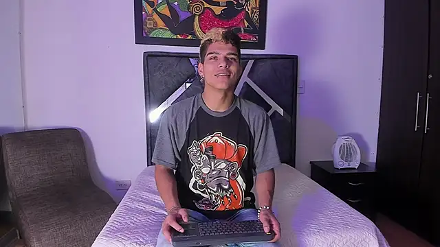 Snapshot of wyatt_3 chatting on October 9, 11:33 am wyatt 3 online show from October 9, 11:33 am