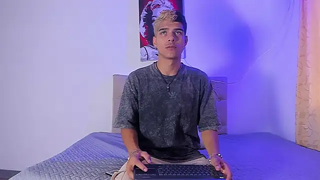 Snapshot of wyatt_3 chatting on September 12, 11:32 am wyatt 3 online show from September 12, 11:32 am