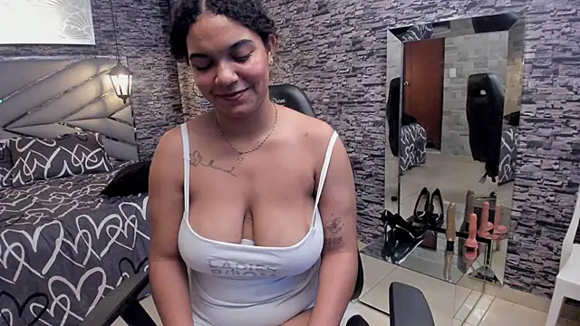 Snapshot of BellyBigBoobs chatting on December 14, 8:09 am BellyBigBoobs online show from December 14, 8:09 am