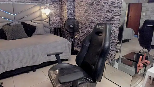 Snapshot of BellyBigBoobs chatting on October 31, 7:21 pm BellyBigBoobs online show from October 31, 7:21 pm