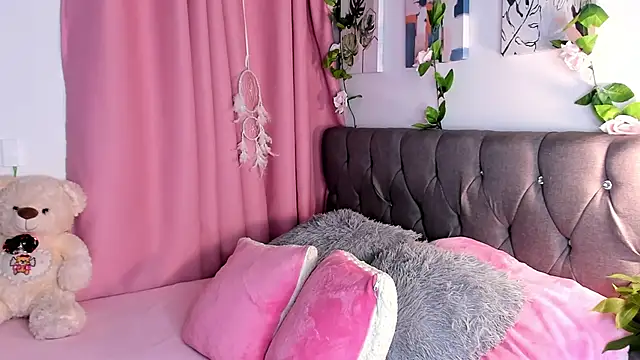 Snapshot of isajonnes18 chatting on November 18, 12:04 am isajonnes18 online show from November 18, 12:04 am