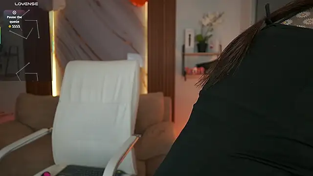 Snapshot of MilaCrave chatting on October 28, 11:42 am MilaCrave online show from October 28, 11:42 am