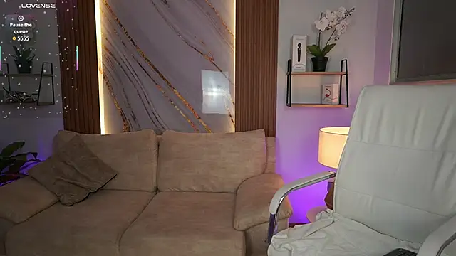 Snapshot of MilaCrave chatting on November 6, 11:36 am MilaCrave online show from November 6, 11:36 am