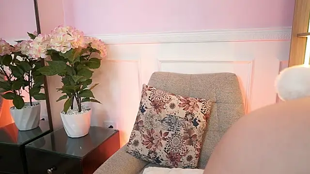 MilaCrave online show from April 3, 11:38 am