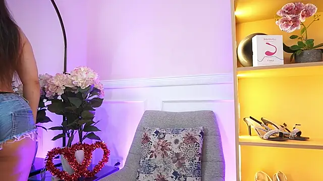 Snapshot of MilaCrave chatting on February 16, 11:42 am MilaCrave online show from February 16, 11:42 am