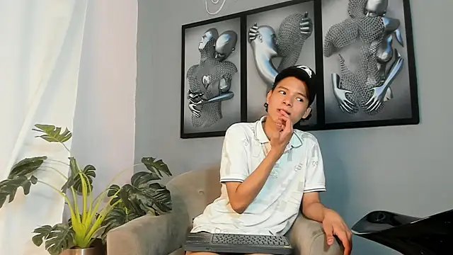 Snapshot of camillo_virgil chatting on October 17, 12:18 pm camillo virgil online show from October 17, 12:18 pm