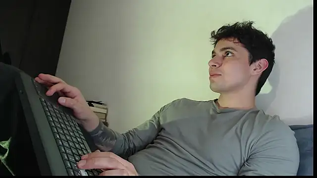 Snapshot of yourfavoriteboy__ chatting on January 8, 4:07 am yourfavoriteboy online show from January 8, 4:07 am