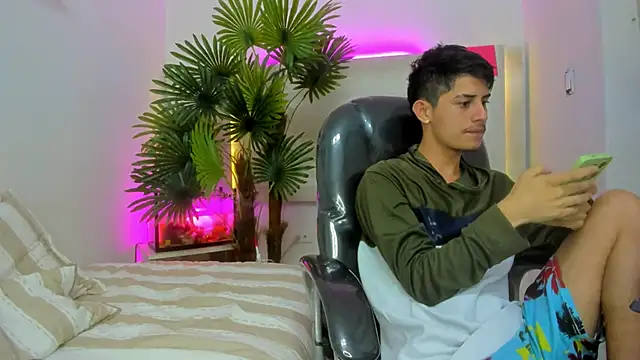 Snapshot of Wicked_Twink chatting on October 25, 11:20 am Wicked Twink online show from October 25, 11:20 am